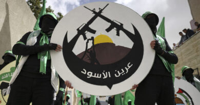 INDIVIDU yang didapati sengaja memakai logo berkaitan Hamas atau Briged al-Qassam boleh dipenjara sehingga enam bulan. - AFP